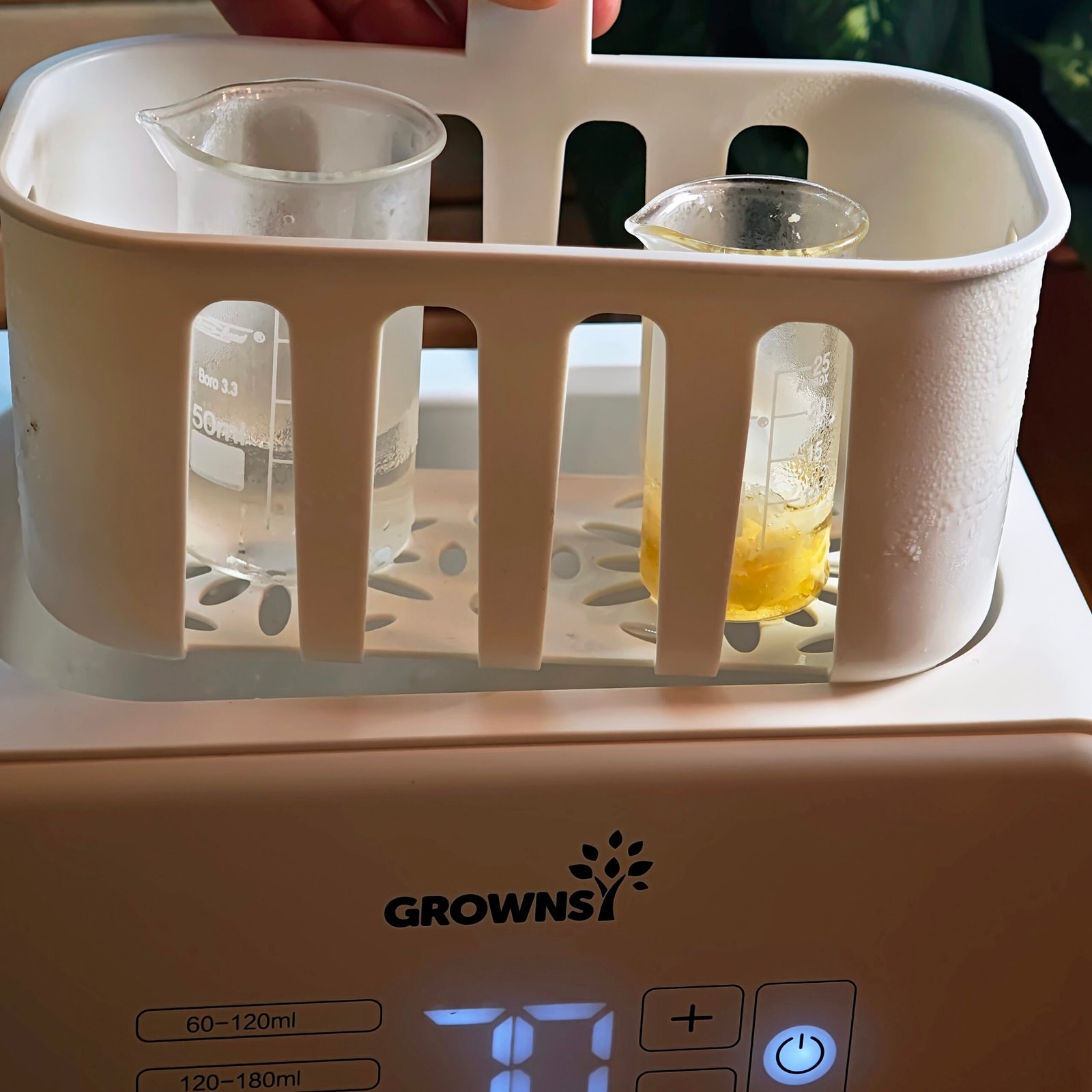 dwie zlewki szklane w kąpieli wodnej podgrzewane przed emulgacją kremu do twarzy