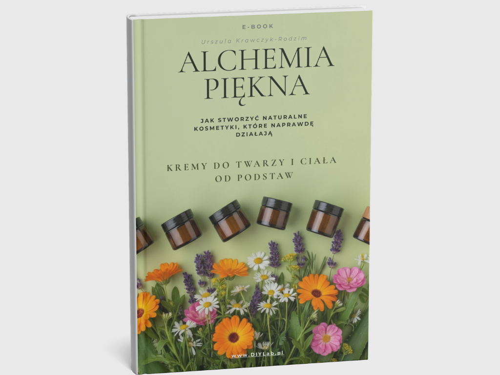 okładka e-booka "Alchemia Piękna jak zrobić naturalne kosmetyki które działają, kremy do twarzy i cała od podstaw" zielone tło słiczki szklane z ciemnego szkła i kwiaty rożlin leczniczych