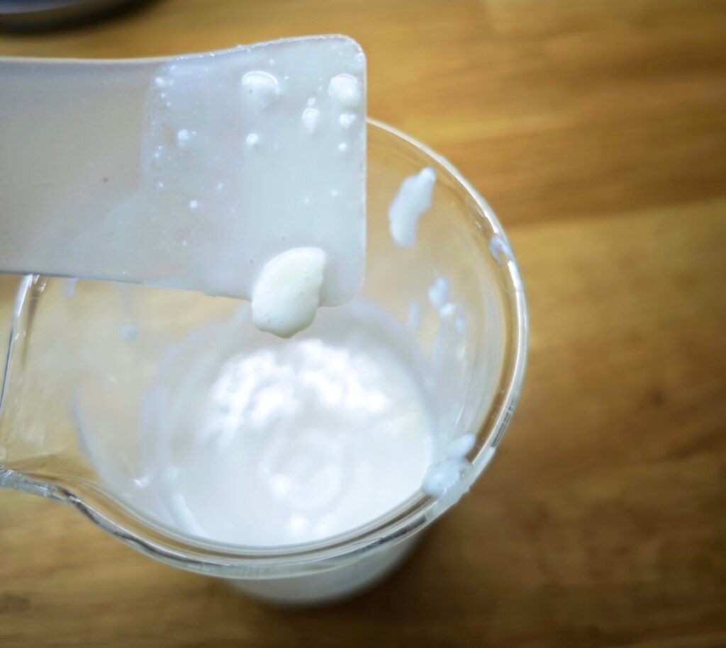 zdjęcie przedstawiający zważony krem w zlwece, rowarstwiony z grudkami